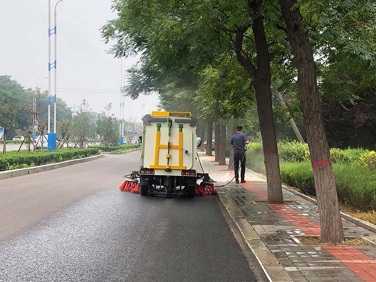 百易道路吸尘清扫车可用于冲洗人行道