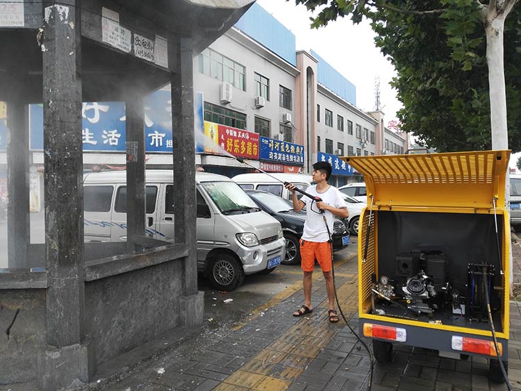 百易高压冲洗车在清理城市小广告