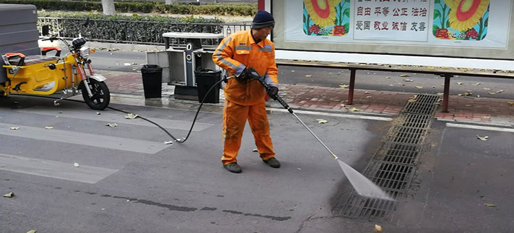 百易高压冲洗车能快速清理井盖上面的污垢