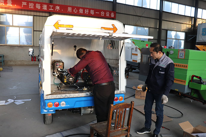 工作人员对电动四轮高压冲洗车做出厂前的检查