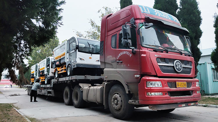聊城环卫公司引进纯电动垃圾清运车发货现场