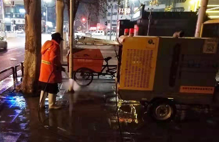 环卫工人在冲洗马路