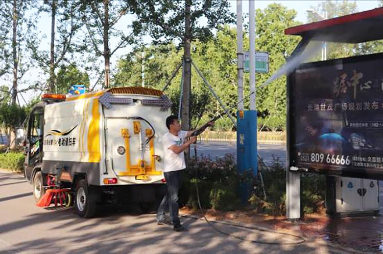 小型环卫电动清扫车可用于冲刷公交站牌