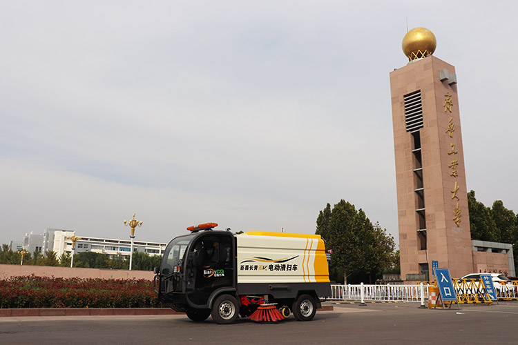环卫电动清扫车在清扫齐鲁工业大学校园