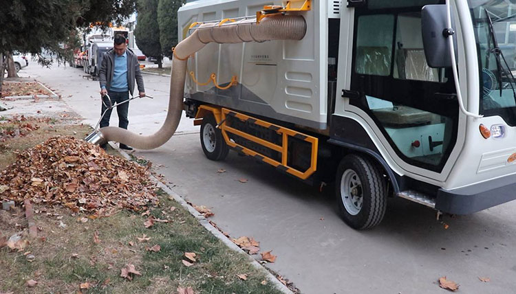 大型树叶清扫车作业现场