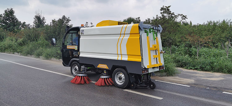 百易纯电动清扫车用于道路清扫
