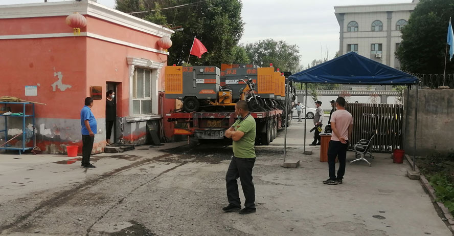 新疆环卫公司引进百易电动高压清洗车到货现场