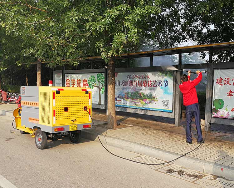 电动高压清洗车用于冲洗公交站牌