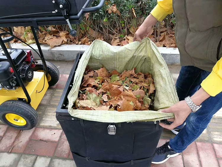 手推式树叶收集器采用可更换垃圾袋方式