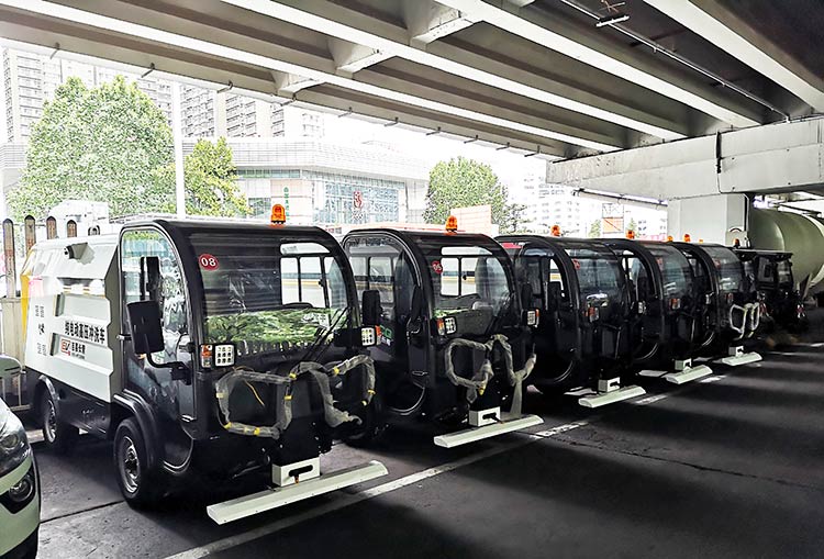 北京环卫公司引进纯电动四轮高压冲洗车到货现场