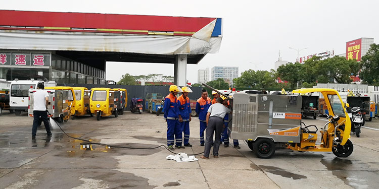 浙江环卫公司引进高压冲洗车和垃圾清运车培训现场