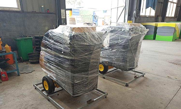 小型手推式树叶收集器装配完毕等待发货