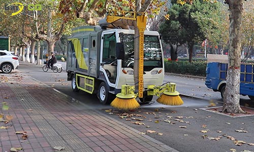 小型树叶收集车道路收集落叶视频