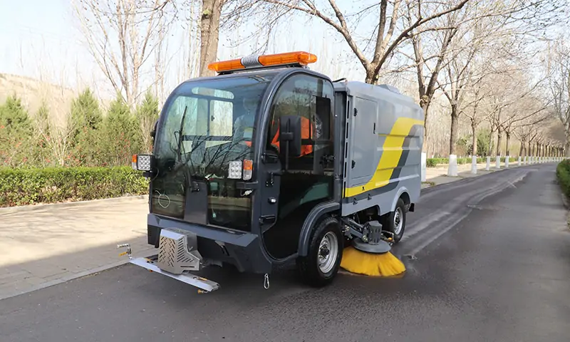 纯电动小型洗扫车：高效环保的城市清洁解决方案