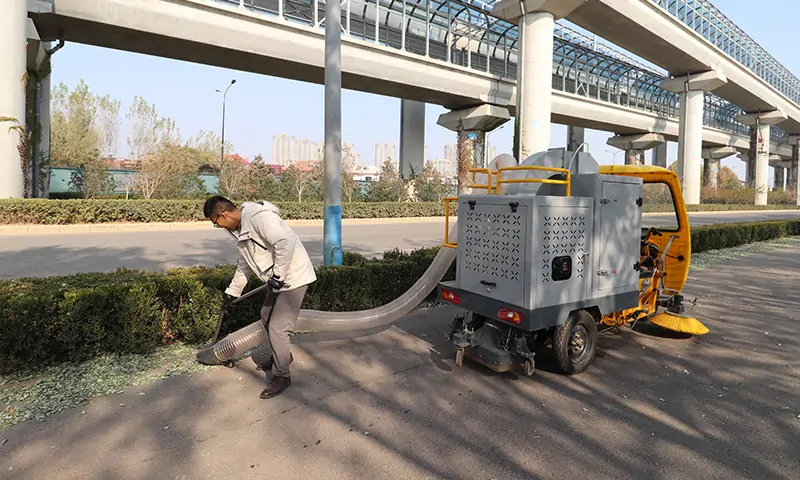 三轮驾驶式树叶收集车：高效清理落叶的专业利器