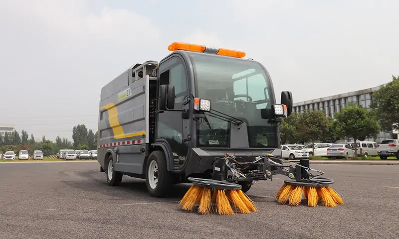 秋季多功能四轮树叶收集车：高效环保的清扫利器