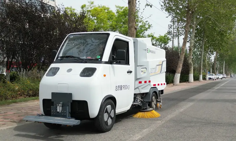 “绿色动力 智能清洁——新能源洗扫车引领城市环卫新风尚”