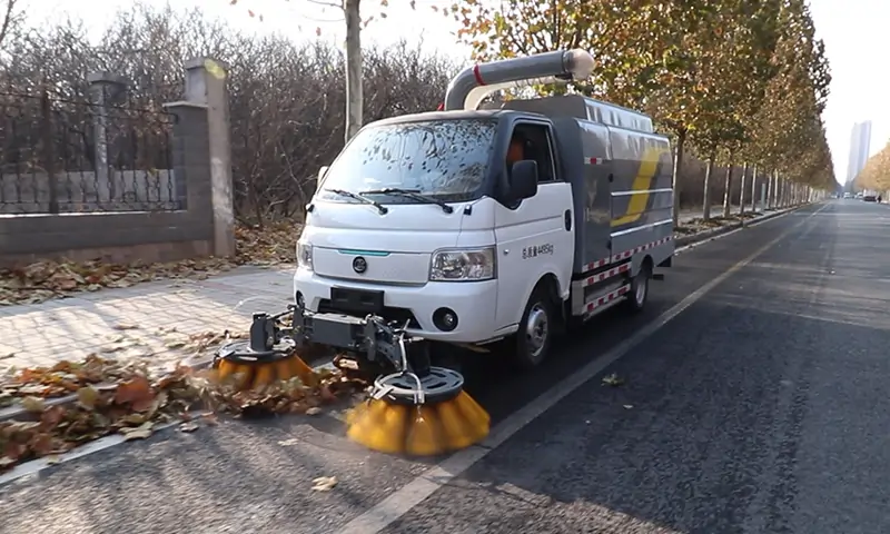 新能源树叶收集车——城市秋季环卫的智慧之选