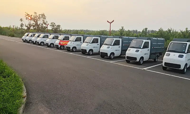 纯电动垃圾车到货客户现场 助力城市环境卫生建设