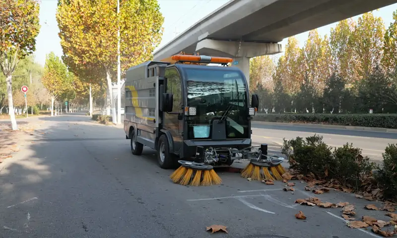 纯电动树叶收集车：高效环保的秋季环卫利器