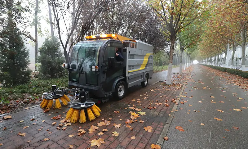 纯电动树叶收集车：高效环保的城市“清洁卫士”