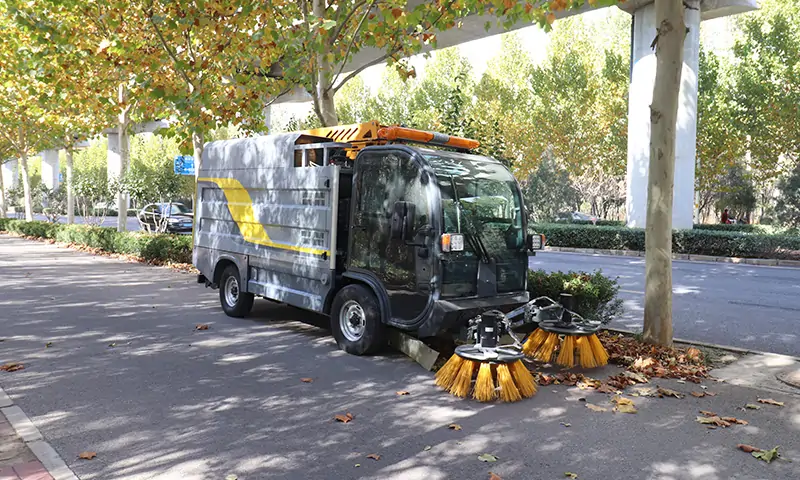 让秋叶清理更轻松——新能源树叶收集车开启绿色环卫新体验