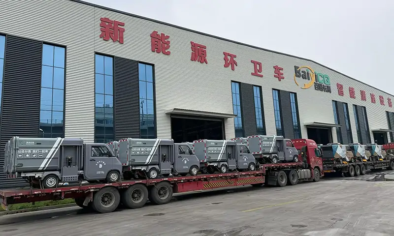 新能源侧装垃圾车到货客户现场 助力城市环卫高效发展